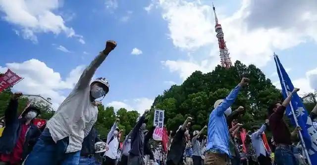高市早苗这招太毒了！把军国主义包装成爱豆周边，日本年轻人已经集体沦陷。你以为是普
