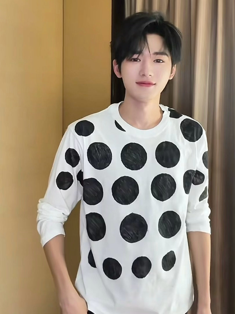 宋亚轩珍珠小子拍珍珠我也是看过时代少年团相册的人了宋亚轩分享了一张相册照片，珍珠
