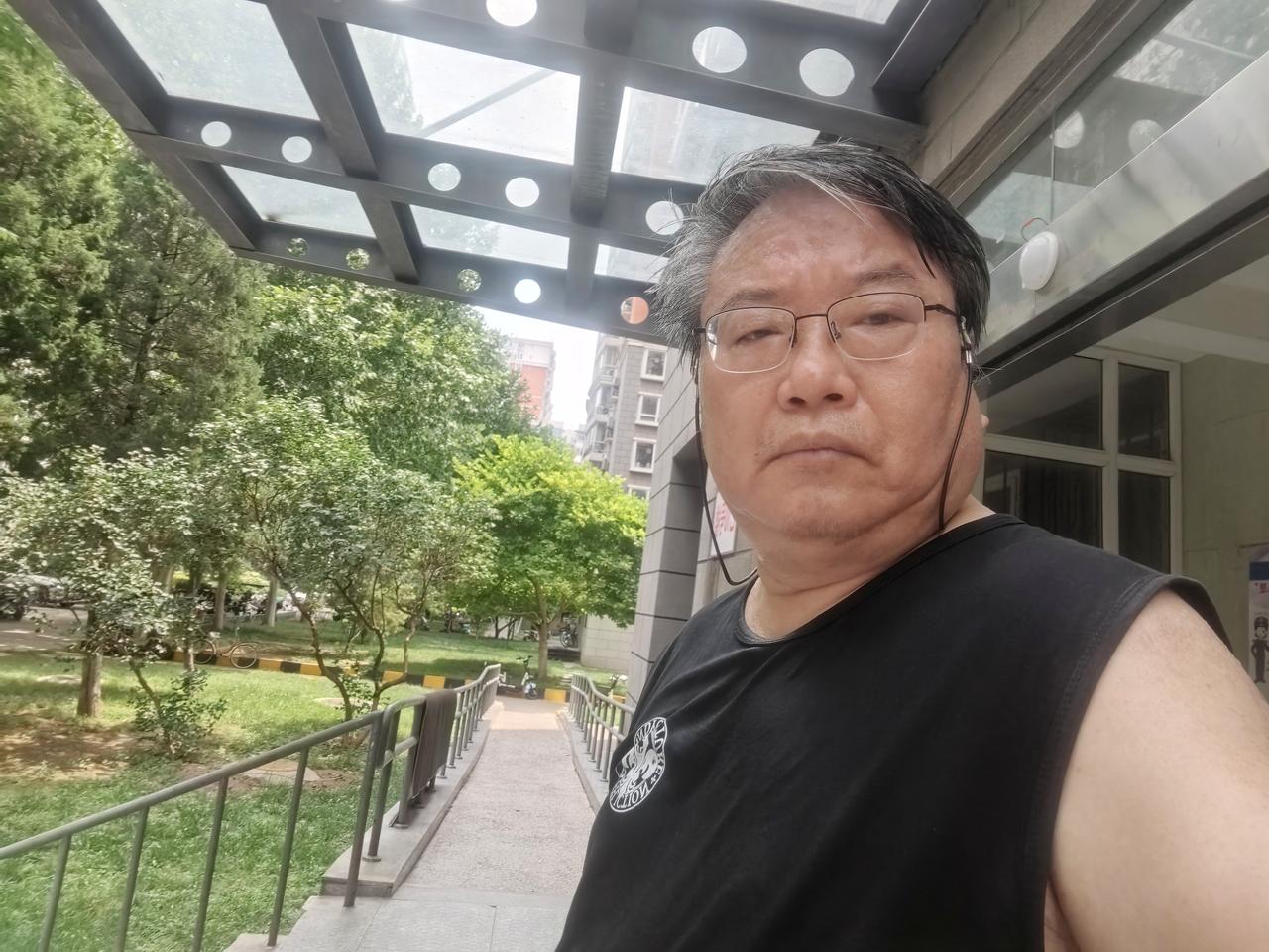 午间，步行5公里，平均配速10分53秒，相对硕大沉重的躯体，加上年龄，这个速度其