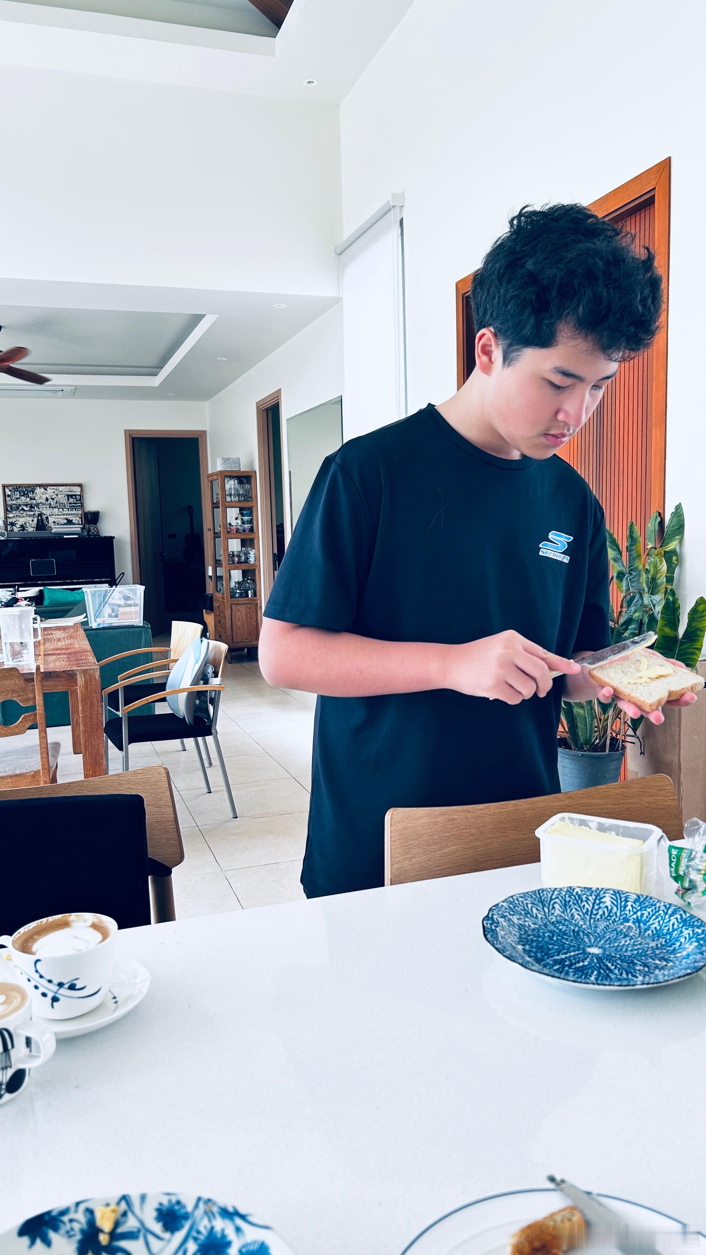 今天家里只有我和米哥，一早上让他跟我一起收拾厨房，他很有耐心，进步很大，从一开始