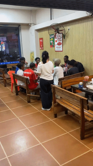一家餐厅里。
突然来了一大群非洲黑人过来吃饭。
由于他们都是信奉伊斯兰教的穆斯林