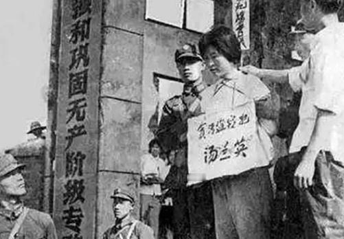 1975年，她用4.5万公款包养了7个情夫，然而，整整十年，竟然没有一个人发现，