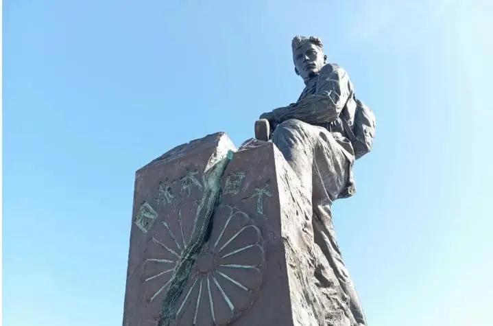 9月4日，俄罗斯远东城市哈巴罗夫斯克揭幕了一座15米高的纪念碑。画面很直白：一名