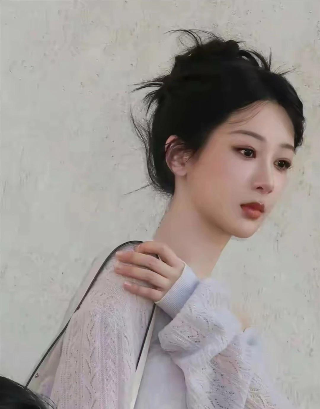 杨紫，她淡妆最好看，就像清水里长出来的荷花，特别清新！