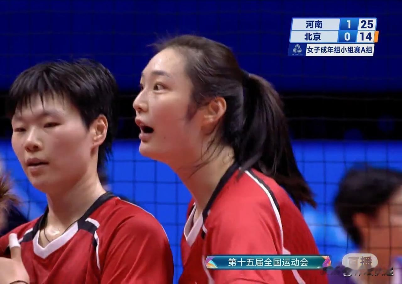 河南女排3：0北京女排豪取五连胜。两队都已锁定出线权，谁取得胜利，在淘汰赛中将占