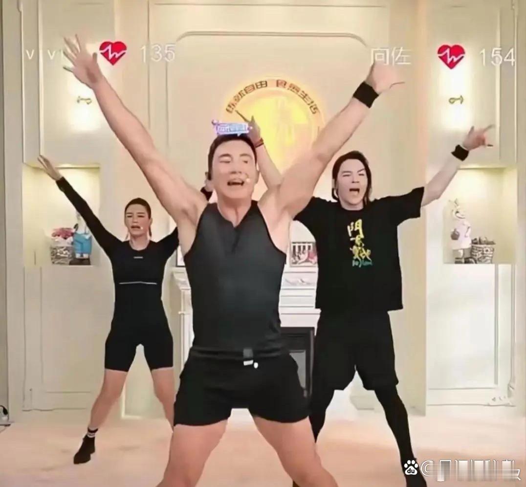 向佐跳操能把我笑死，四肢好像第一天认识一样。哈哈笑得肚子痛哈哈哈哈 