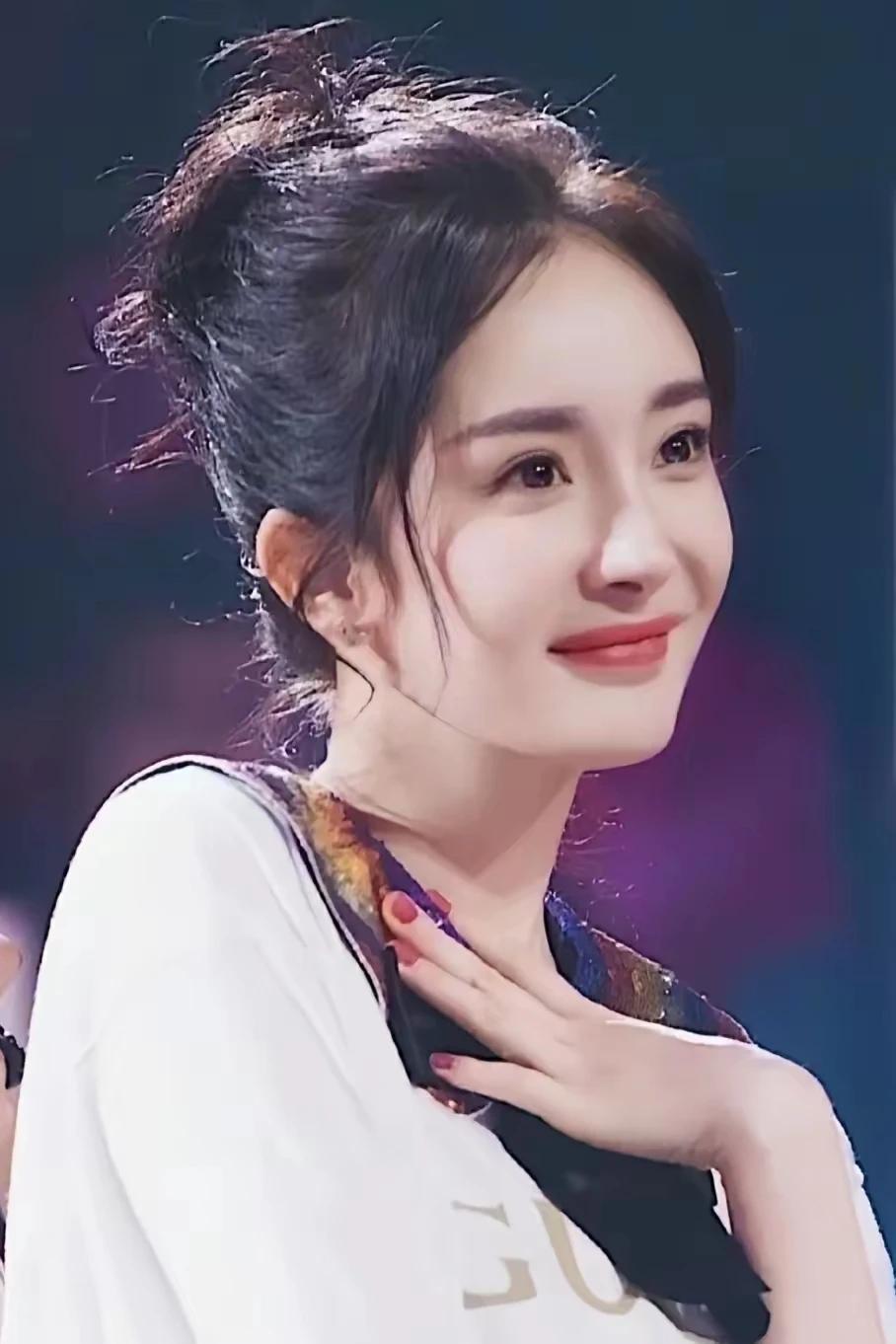 她们三个
一个比一个名气大
一个比一个颜值高
一个比一个能力强
一个比一个演技好