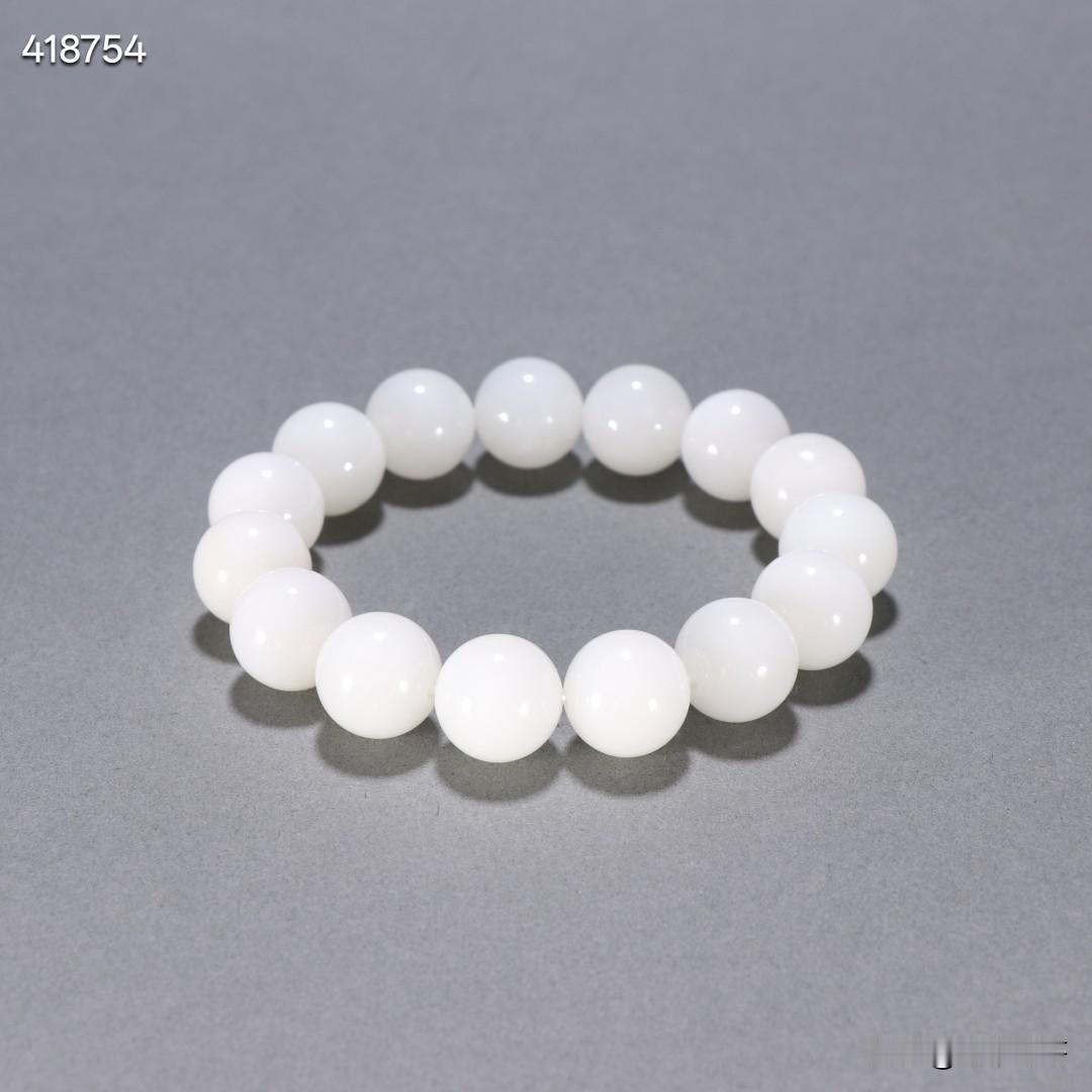 清 和田玉手串
规格：珠径1.3cm