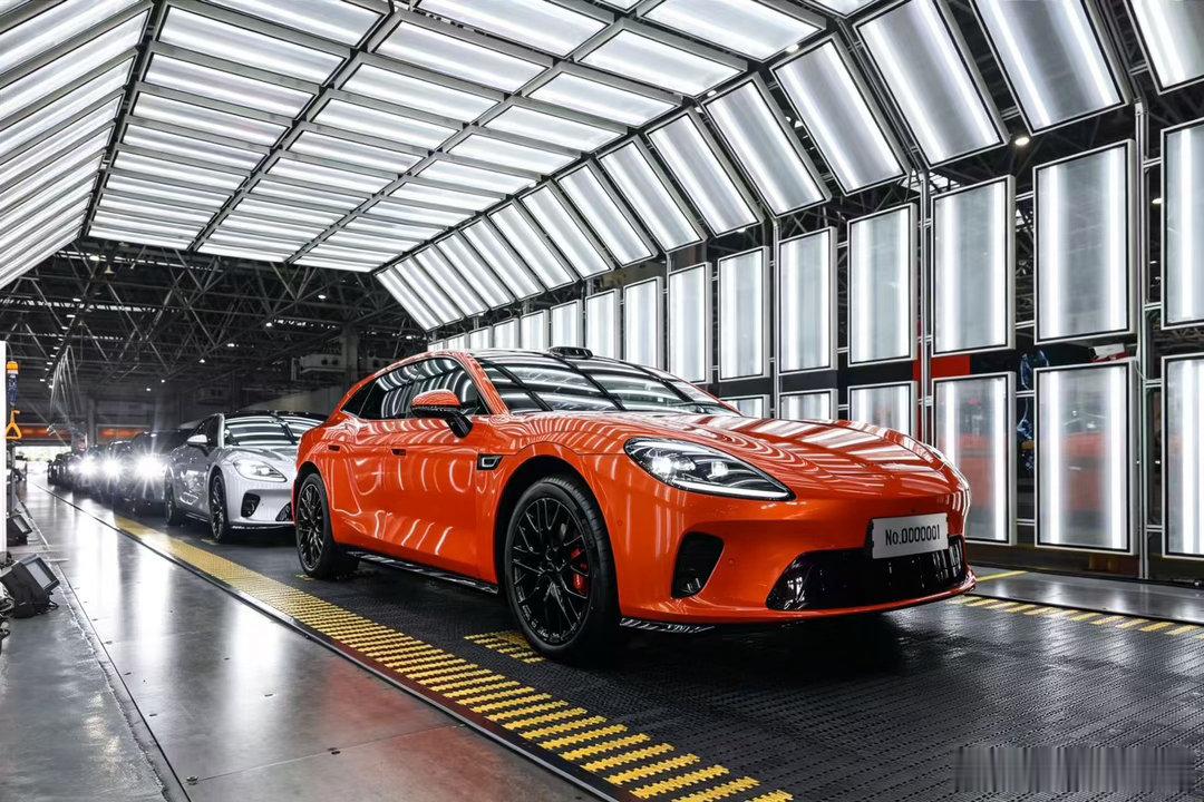 启境GT7首台量产车正式下线6月22日启境GT7首台量产车顺利下线，广汽成熟造车