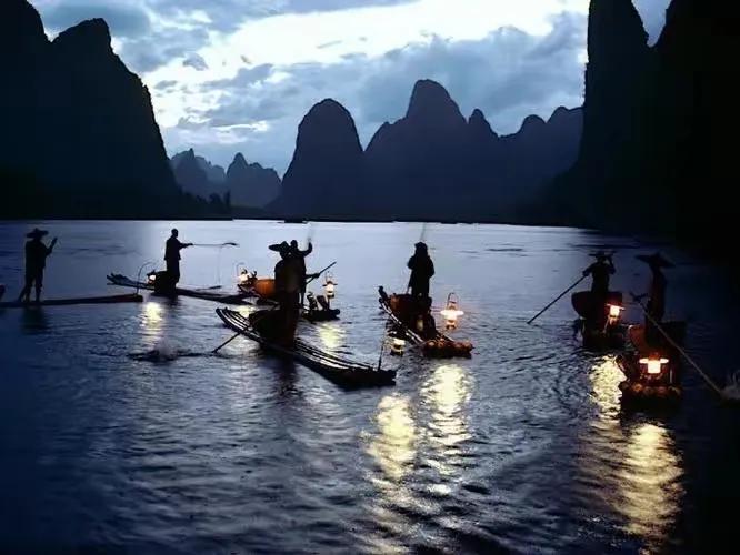 不知道从何时开始，也说不清楚是为了什么？现在的人都喜好成天泡在网上，东翻西翻地流