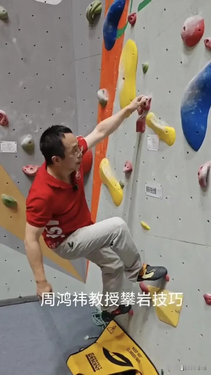 周鸿祎攀岩致左膝粉碎性骨折的消息传出后，全网评论区玩梗热潮迅速发酵。
高赞热评纷