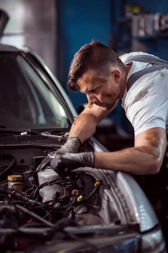 1924年，美国一个汽修工喝多了，把卡车蓄电池里的酸液灌进了生锈的发动机油箱。第