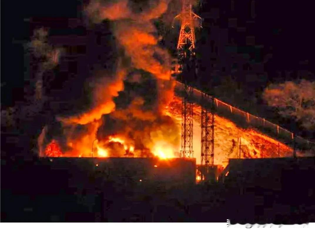 美军空袭委内瑞拉这事儿太让人咋舌了。当地时间1月3日凌晨，加拉加斯的宁静被打破，