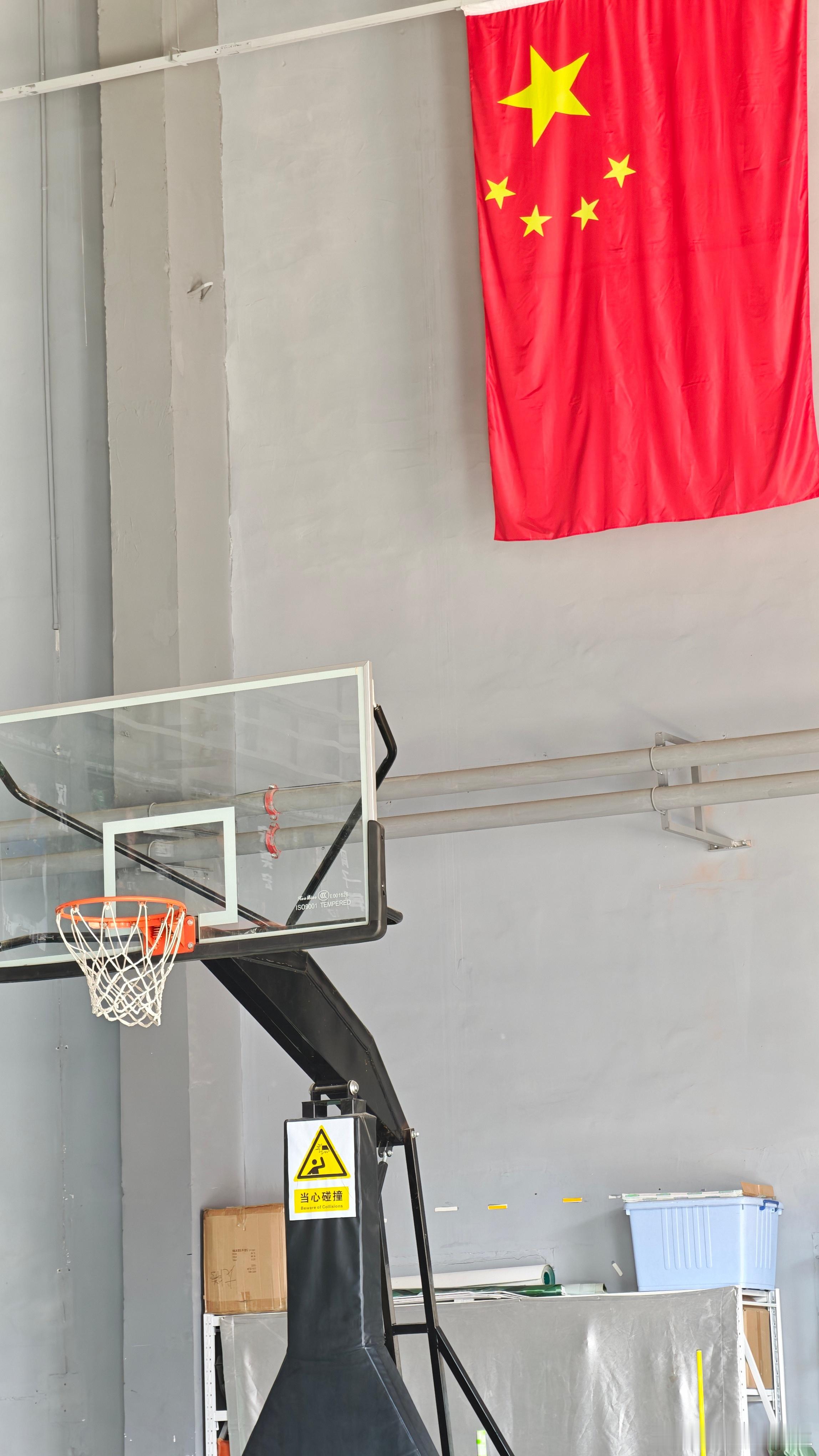 今日出汗顺利晒晒太阳的球馆实在爽喝杯带冰碴子的功能饮料哎呦喂~这感觉就别提多放松