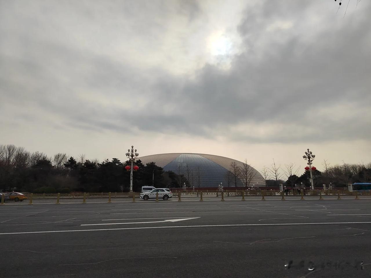 你在黄昏时刻，来到国家大剧院，准备进入剧院之前，到四周走一走。在广场前的水池旁坐