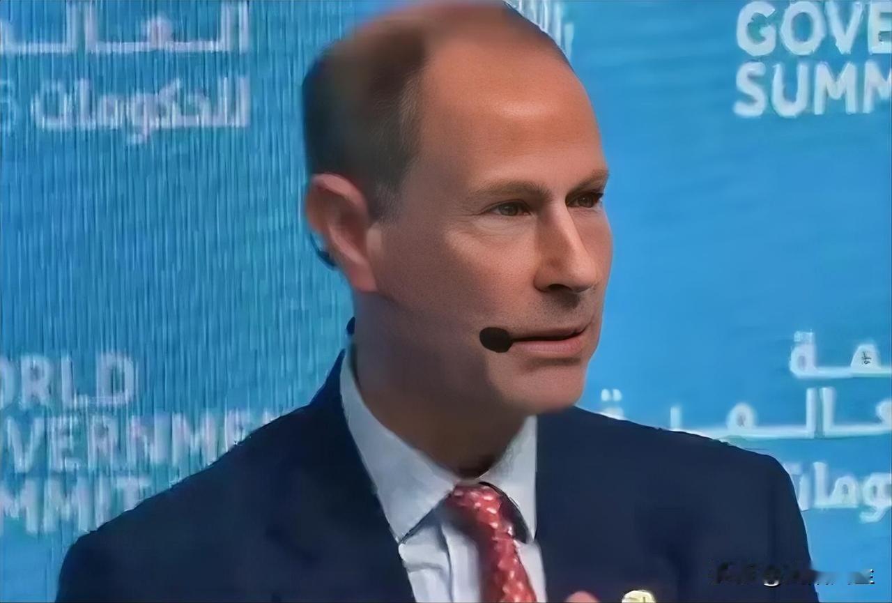 爱德华王子在被问及他哥哥与爱泼斯坦的关系时表示:“有很多受害者，人们必须记住他们