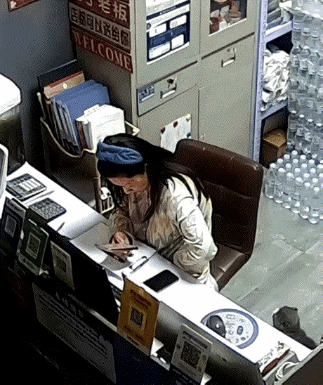 猫咪离世前不停蹭主人，4年后才知是告别？网友：看哭了

那天晚上，山东德州的李婷