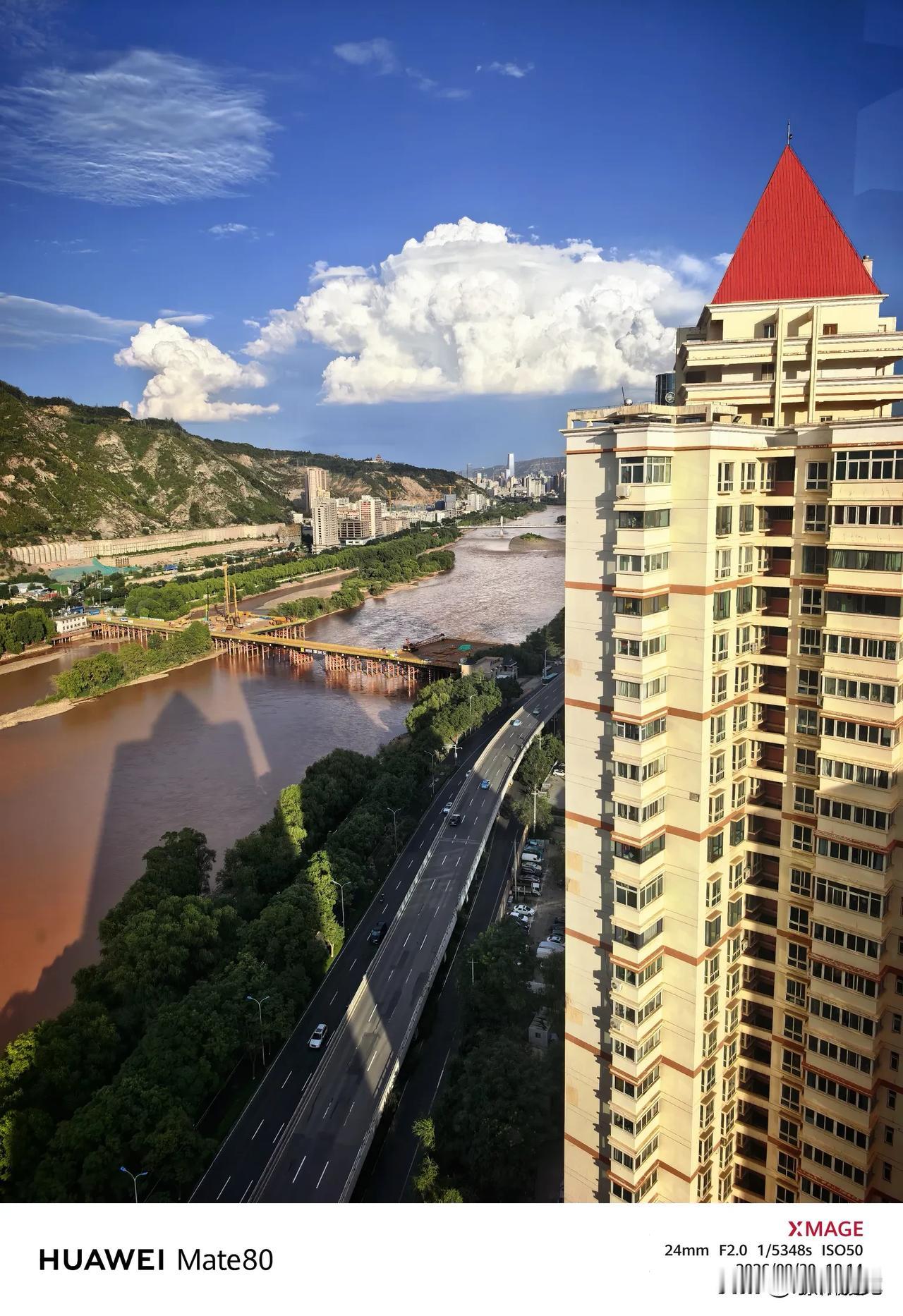 记录 大河奔涌，云漫金城。朵朵积云漫过南北两山，澄澈长空之下，滔滔黄河滚滚东流，