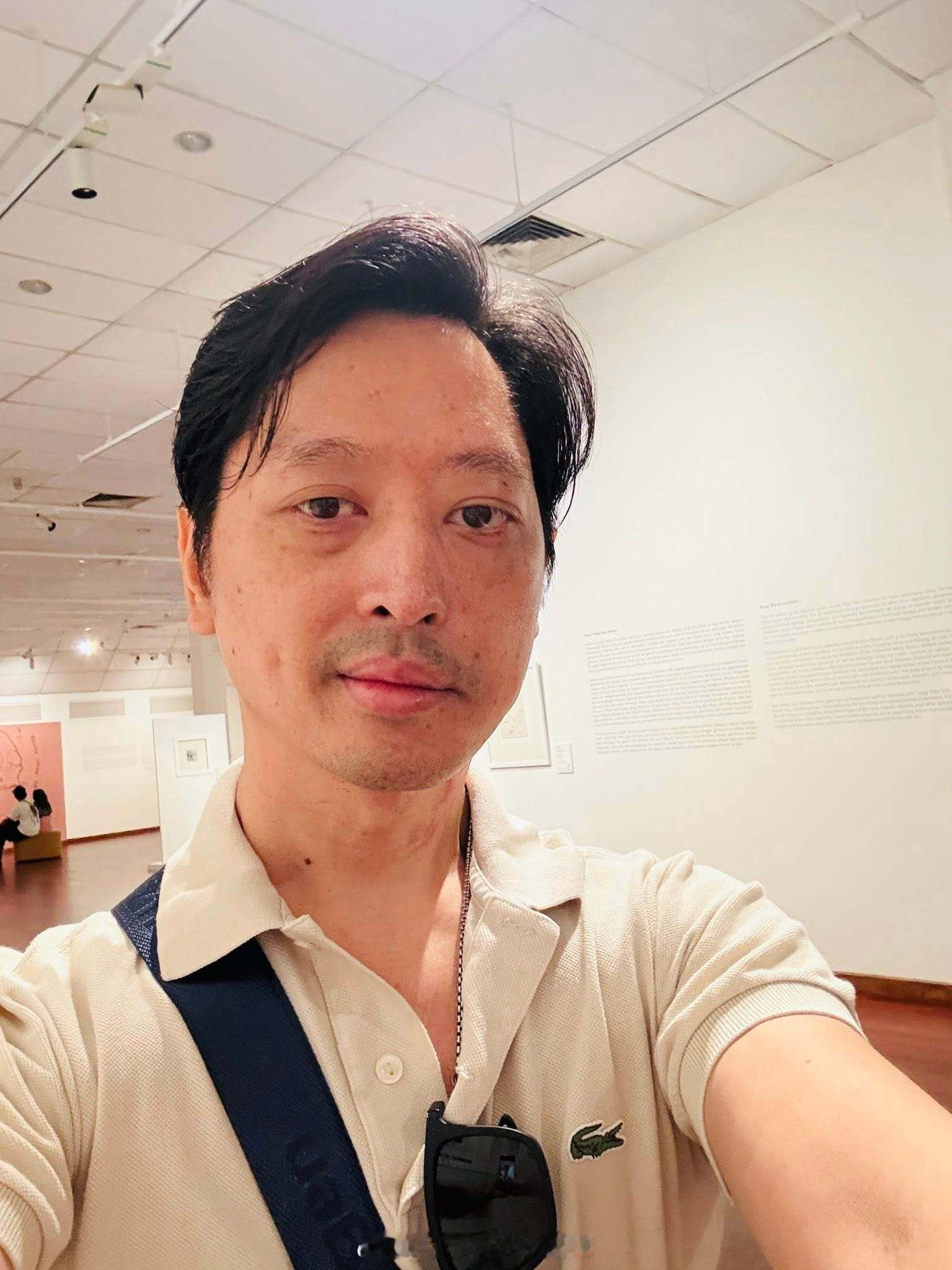 王室[超话]王室泰国王室小三和儿子 镇宅三哥在马来国家美术馆，又开始刷存在感[挖