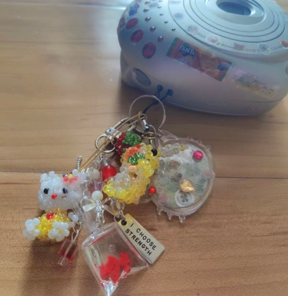 包包内里可以空空如也，但挂件必须挂满！挤早高峰地铁的唯一仪式感，属于当代年轻人的