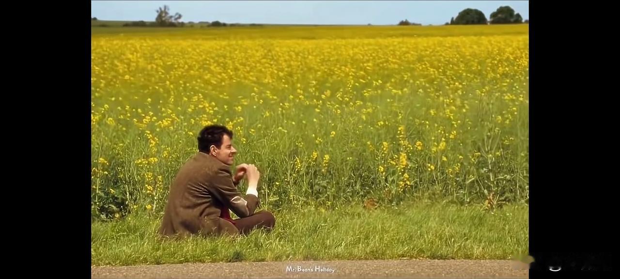 春节回到老家，我特意到小时候常去玩耍的小山坡躺了一阵。时值冬日，草已泛黄，不过阳