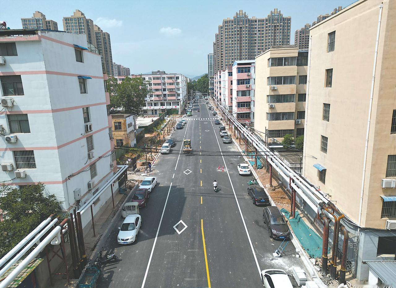 近日，山阳区工字路（解放路—和平街）改造提升工程如期竣工通车。这条昔日厂区老路、