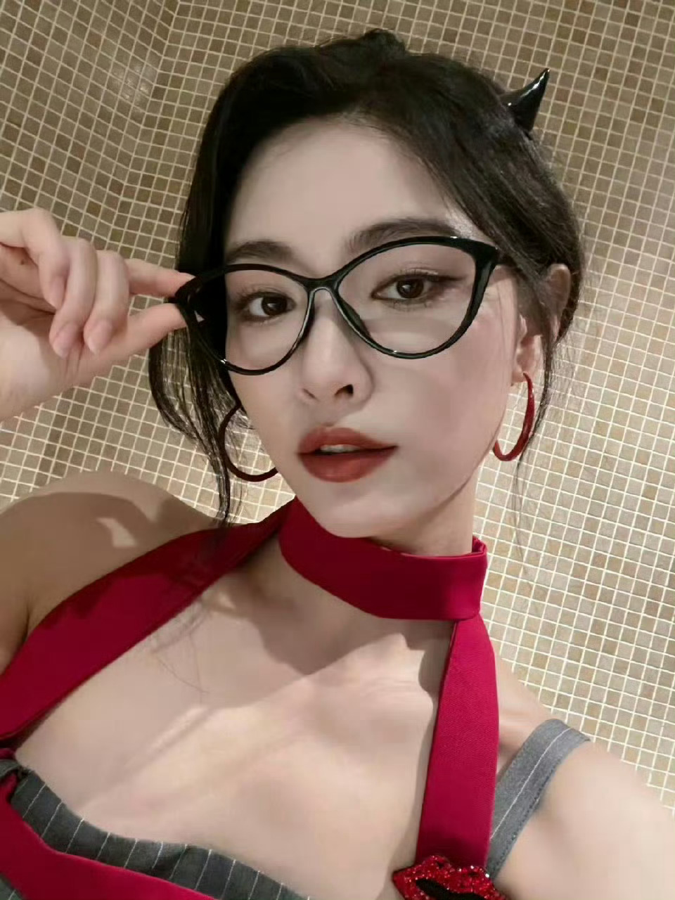 许佳琪盯[色] ​​​