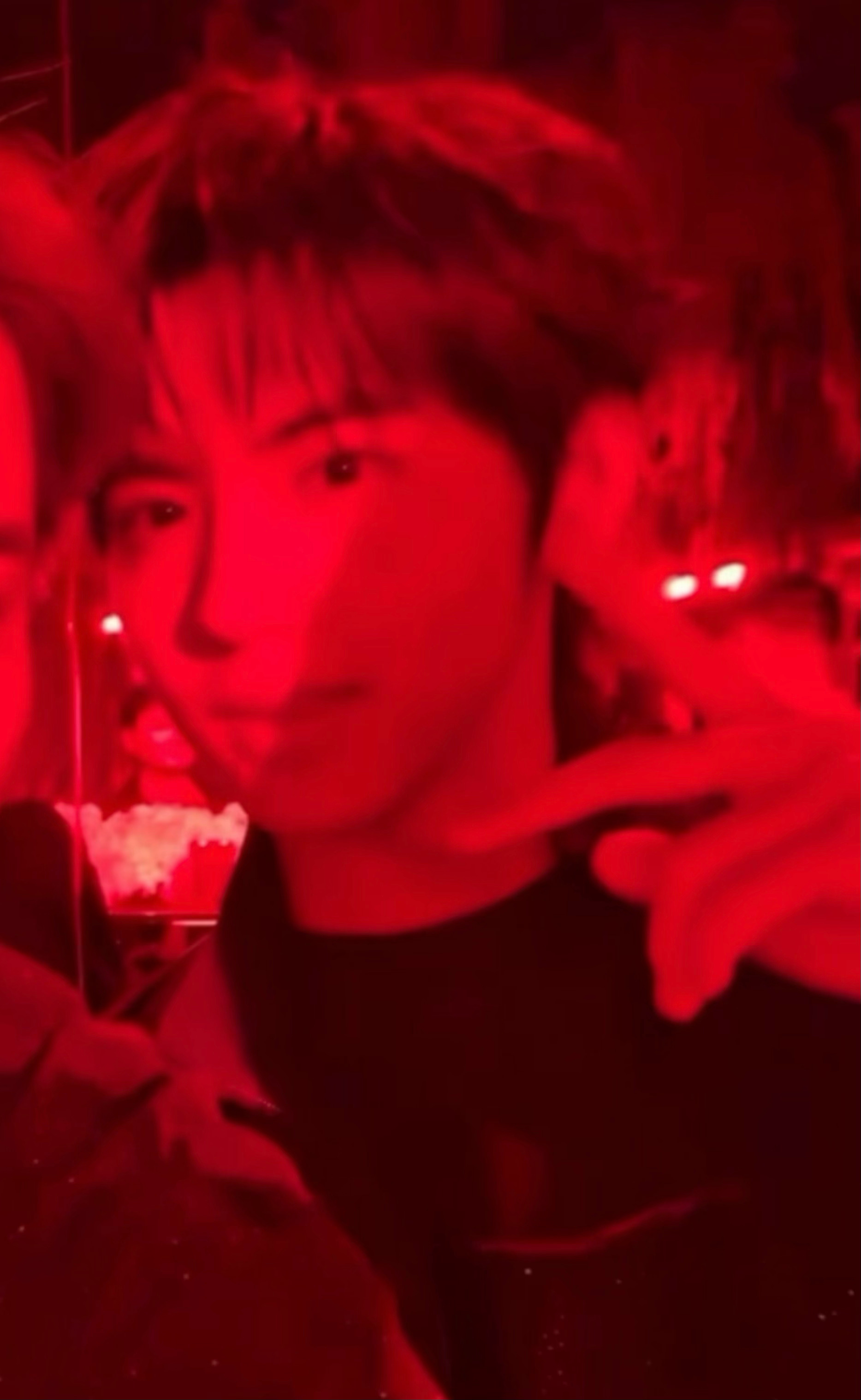 继续捕捉魔幻灯光下萌萌自拍小铮一只✌🏻刘轩丞硬帅🥰红光也无所畏惧 