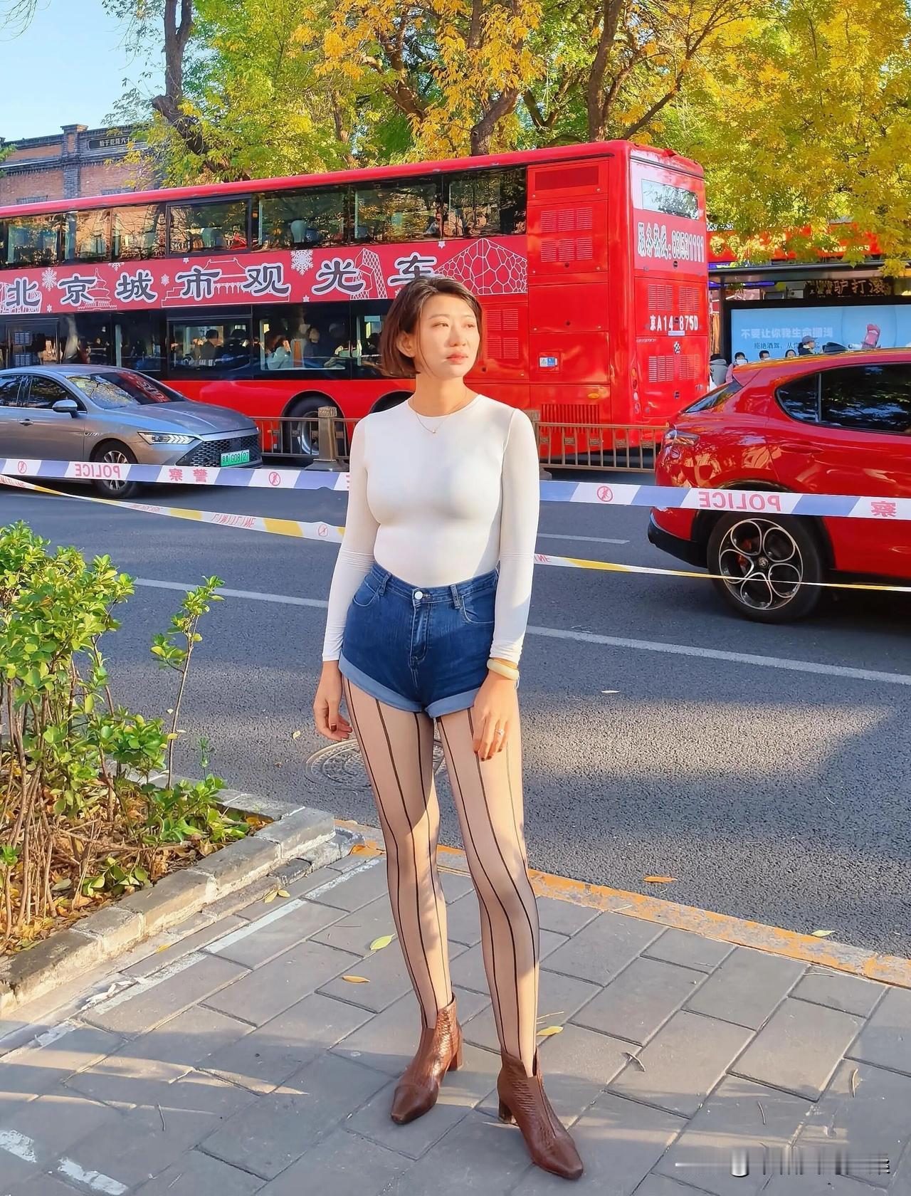 无需浓妆点染，自带三分温润三分灵动，余下四分是岁月沉淀的舒展，望之便觉舒心妥帖，