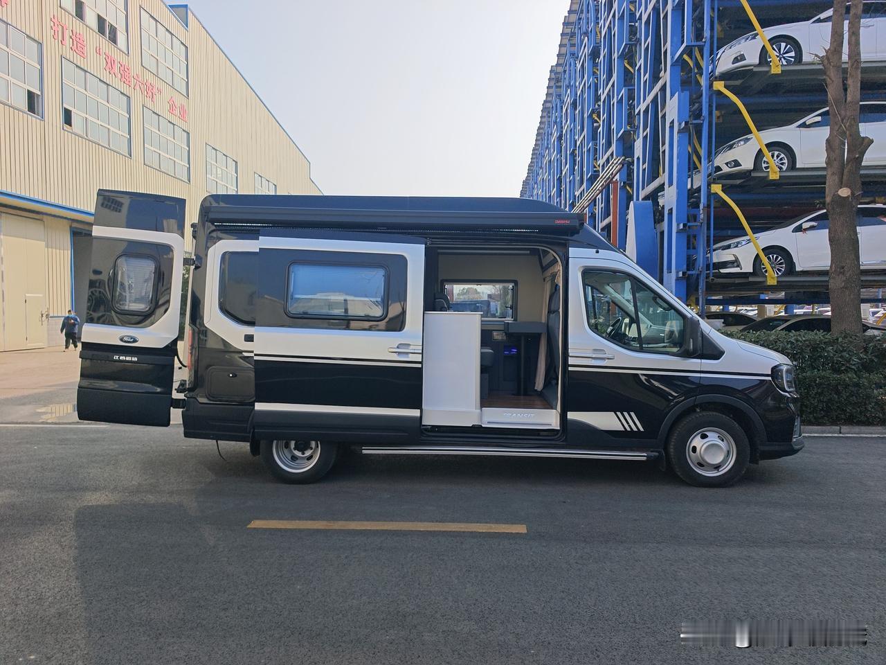 马上过年了，终于可以来一场说走就走的旅行， 看了好几年的房车，我还是喜欢这种大空