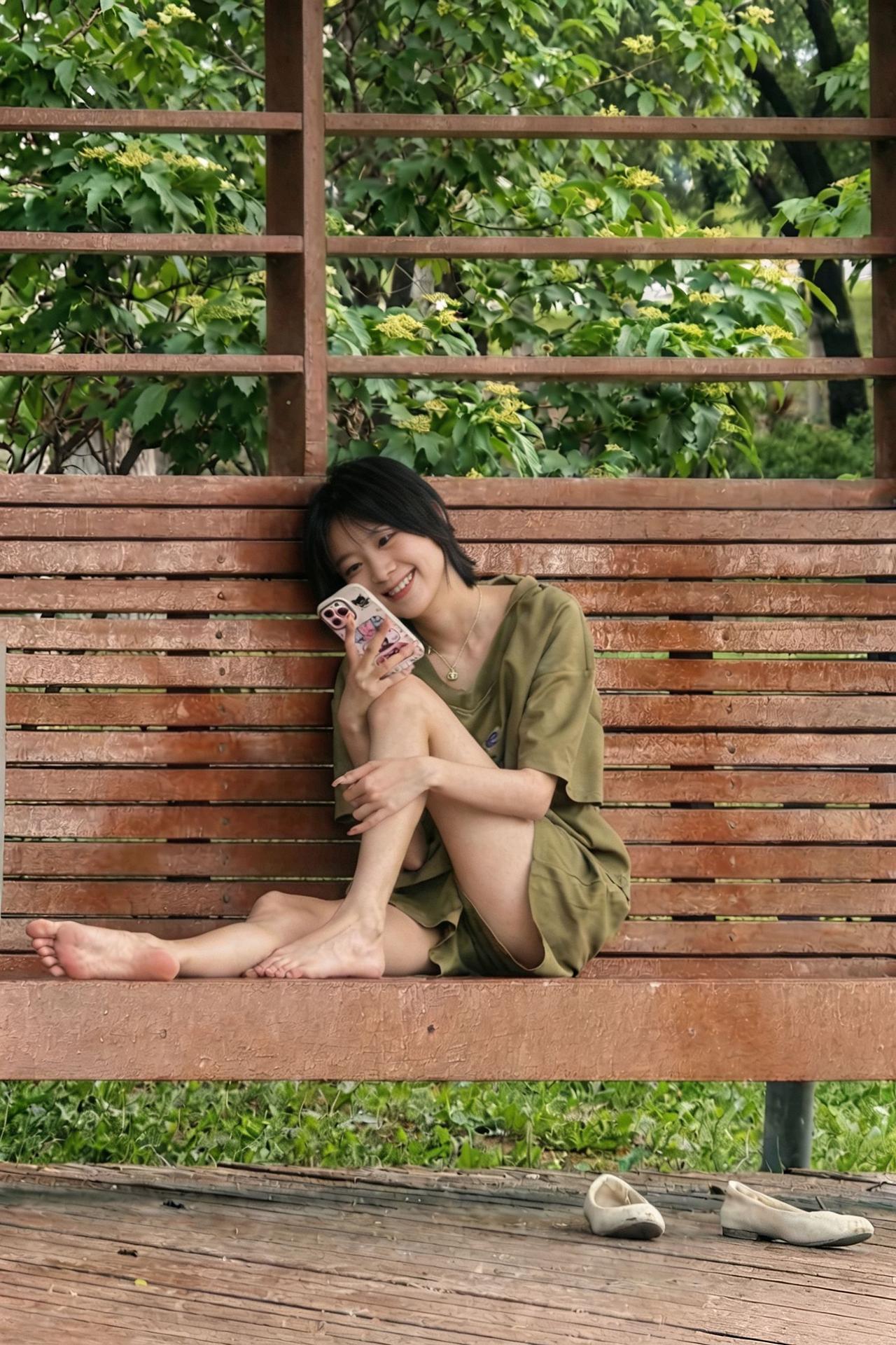 盛夏拾闲

盛夏的风牵动草木清润，淌过城市林间步道。层层浓绿隔绝林外喧嚣，不必追