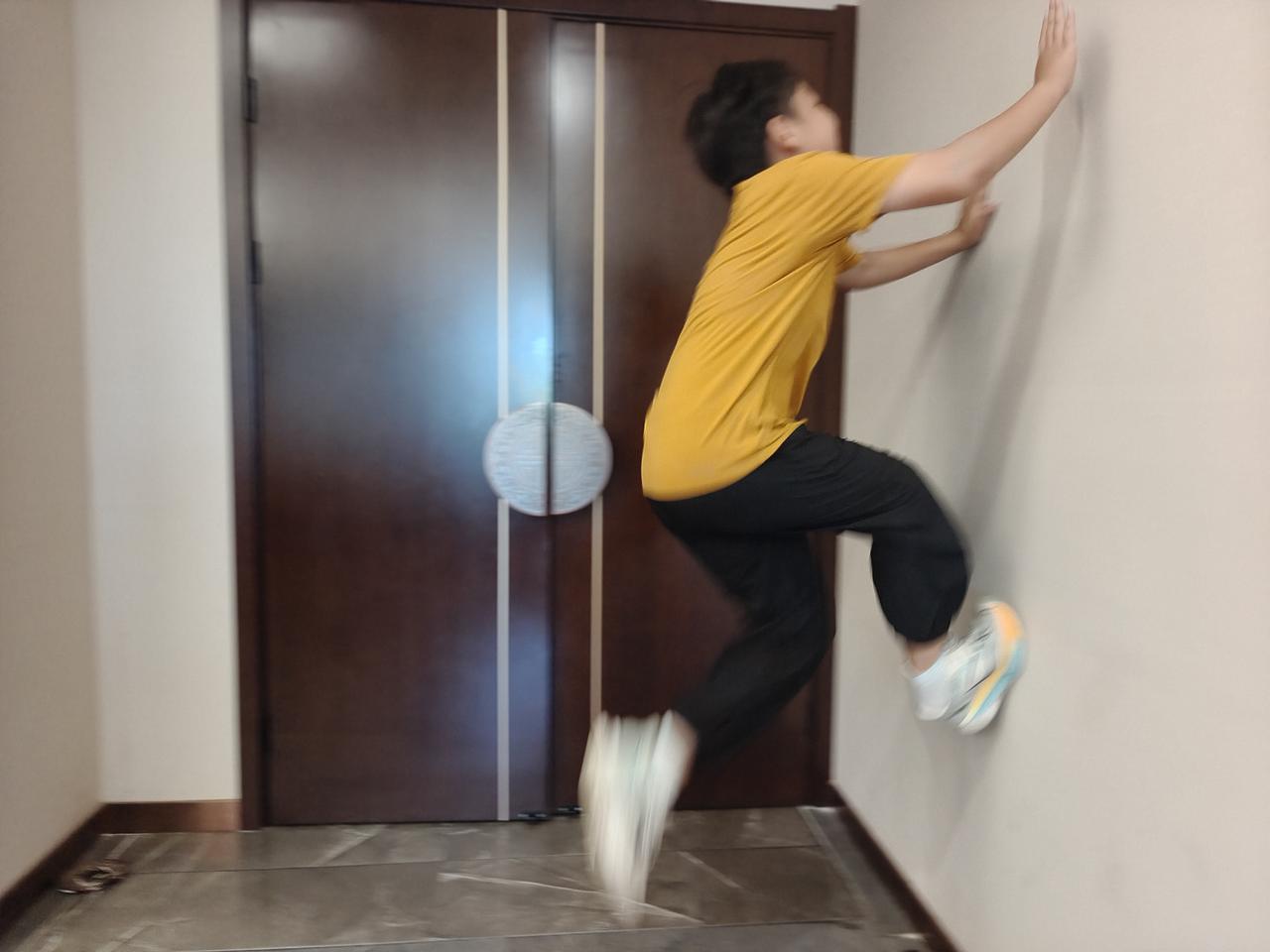 晒图笔记大赛少年纵身攀援向上，向着高墙奋力攀爬，怀揣一腔无畏，奔赴心中向往的远方