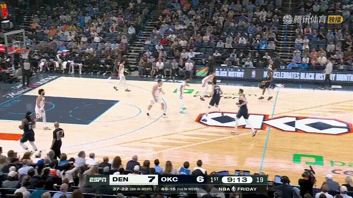 雷霆超级巨星亚历山大真是彻底的怒了，他拿球怒砸约基奇！在今天雷霆主场迎战掘金的比