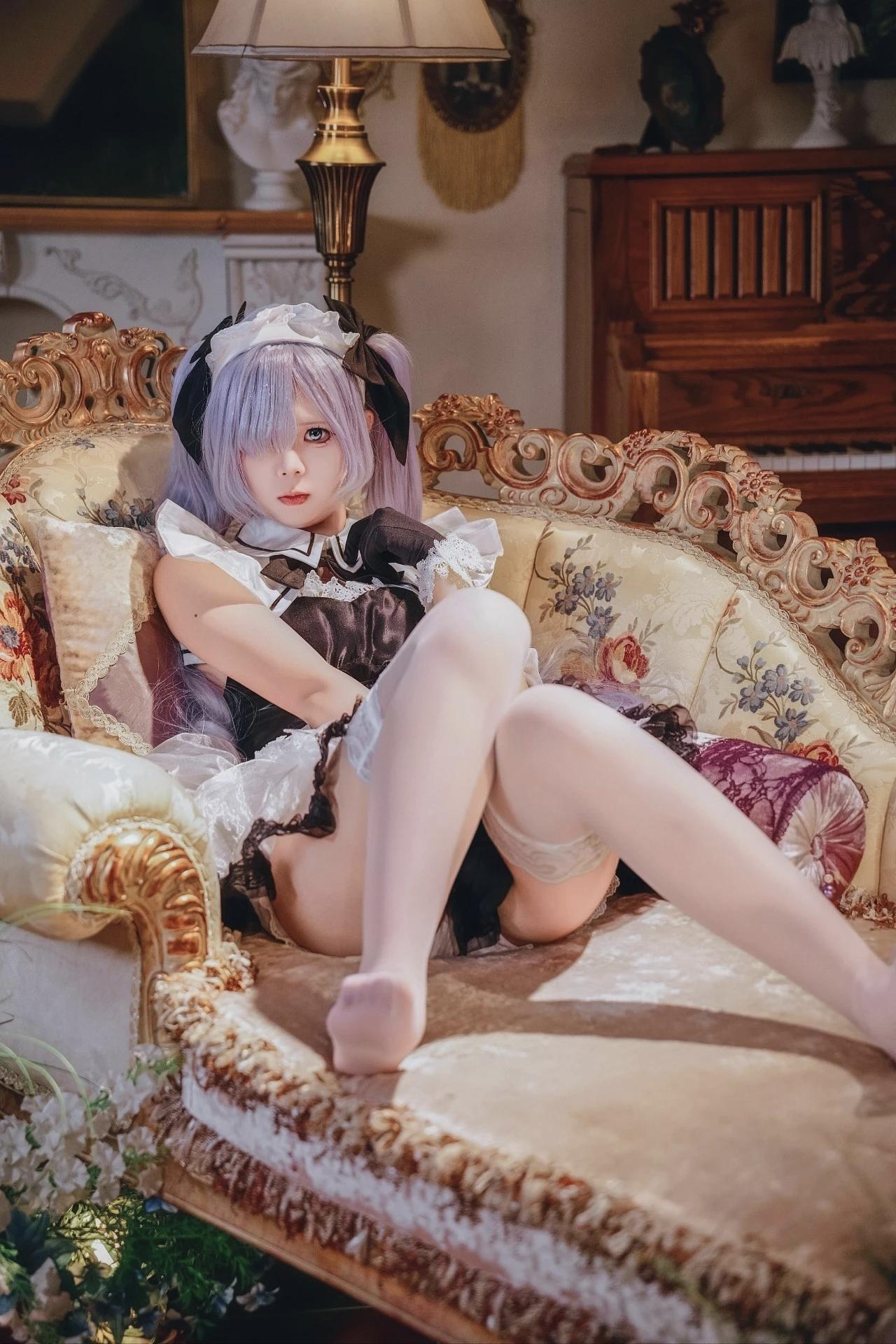 优雅女仆风，复古沙发上的甜美诱惑爱而不得，该放弃吗