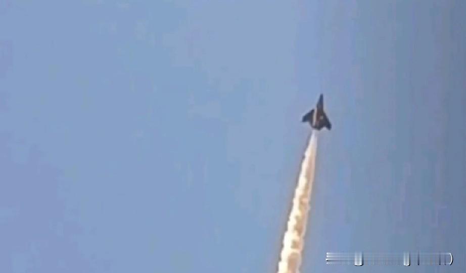 新战机首飞空中放油测试圆满完成

这是战机研发进入专项性能验证阶段的关键信号，意