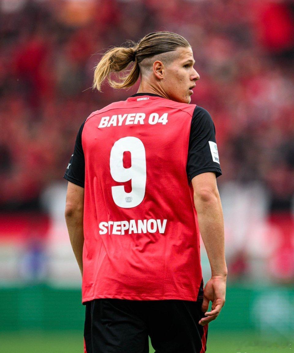 德甲1月31日讯 德甲勒沃库森俱乐部官方宣布，球队小将斯捷潘诺夫租借加盟荷甲乌德