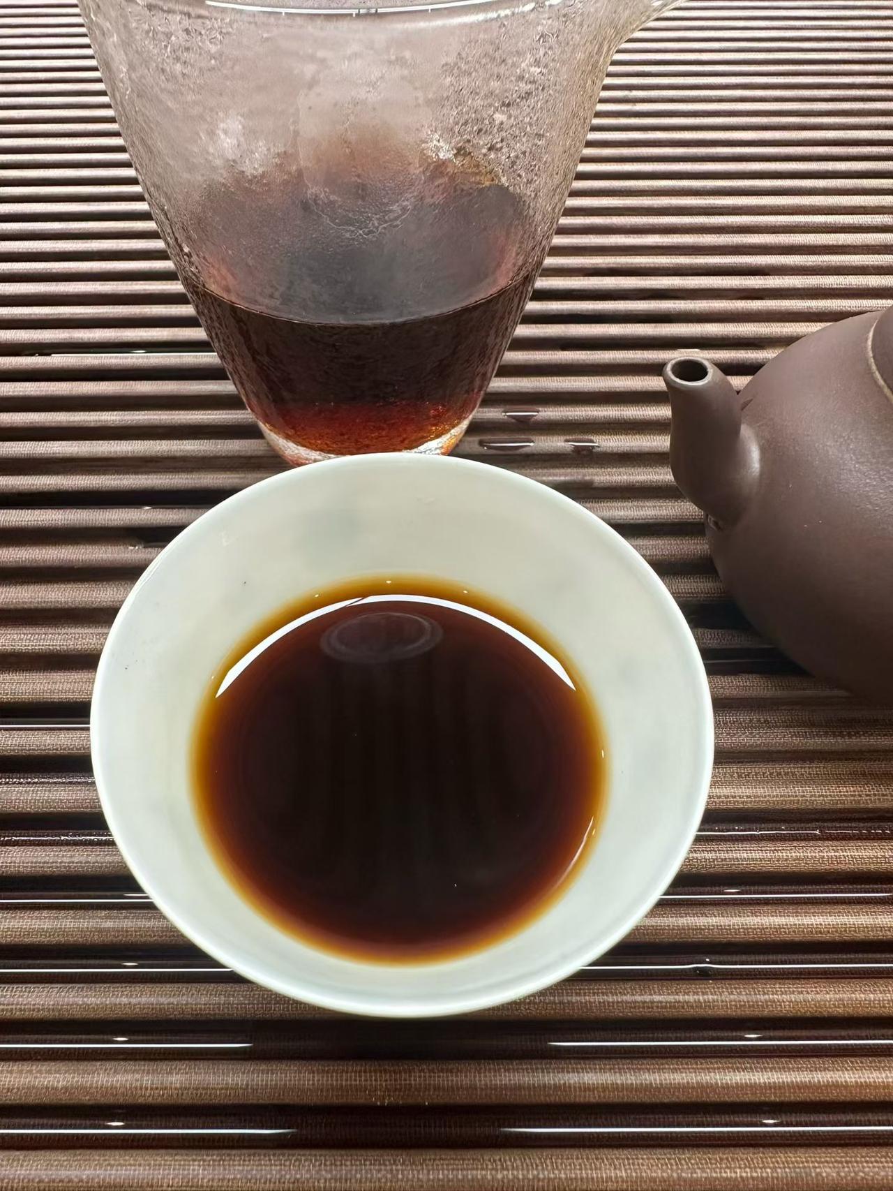 7592多梗，也带来了更明显的木质甜与愉悦感。7592熟 普洱茶