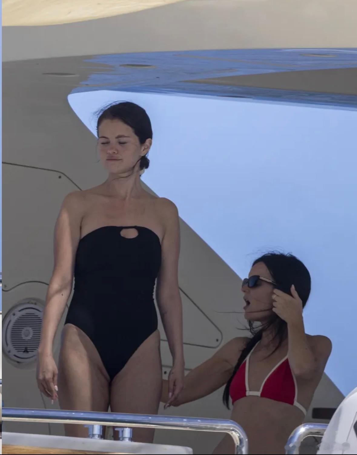 Selena Gomez赛琳娜戈麦斯在墨西哥的圣卢卡斯角度假，和一班姐妹一起出海