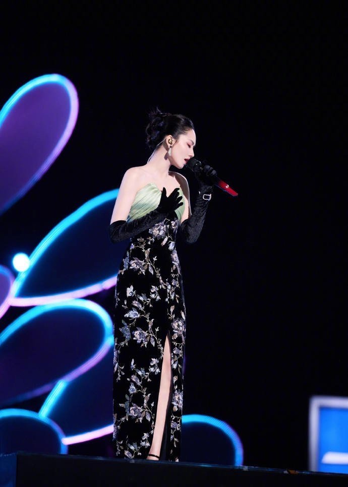 刘惜君嗓子是港乐黄金时代原声吧翻唱遍地的当下，她的港乐演绎自带复古质感，醇厚绵长