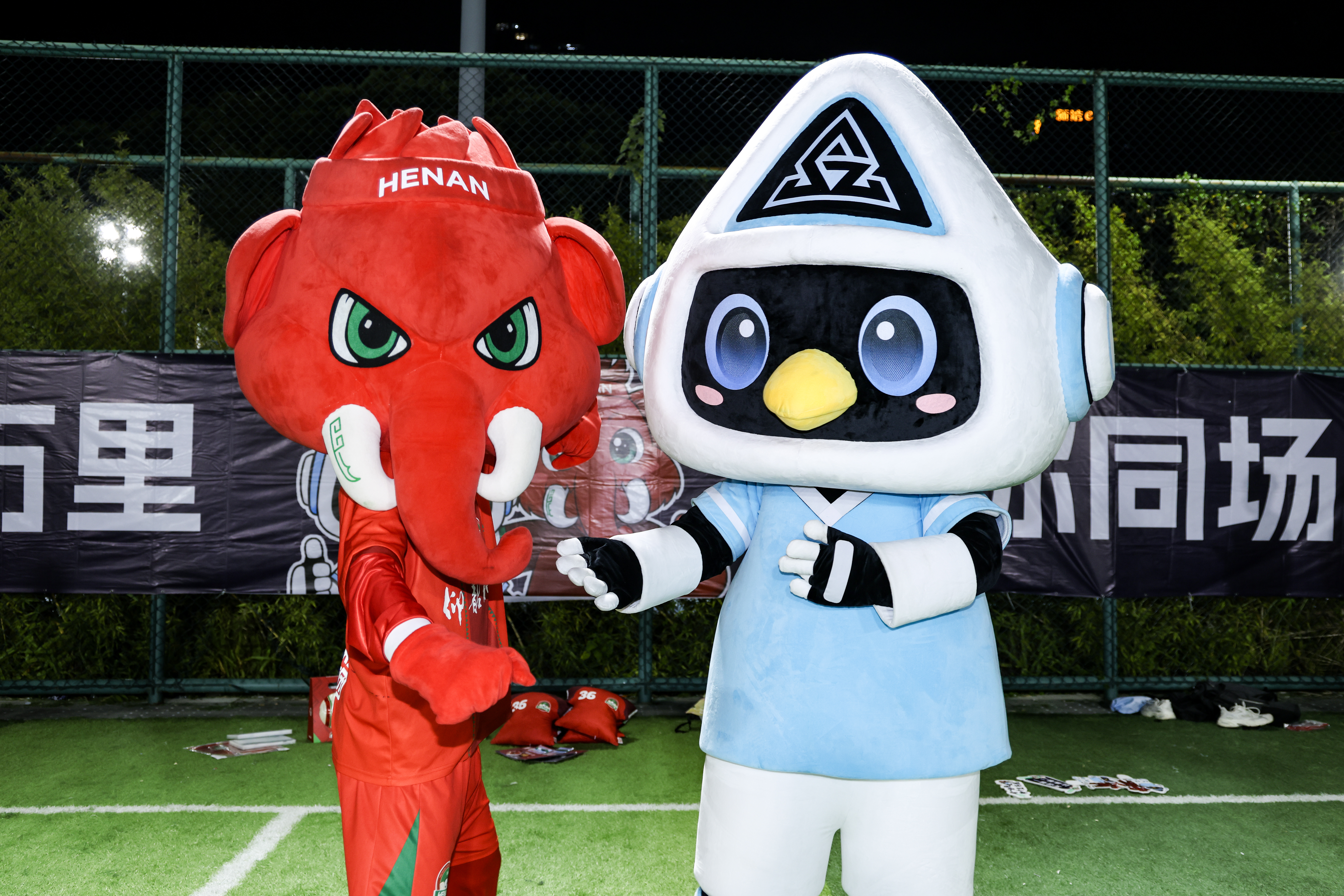 鹏鹏遇上巴布！⚽️✨ 明天，球场见！深圳新鹏城vs河南俱乐部彩陶坊中超联赛文明行
