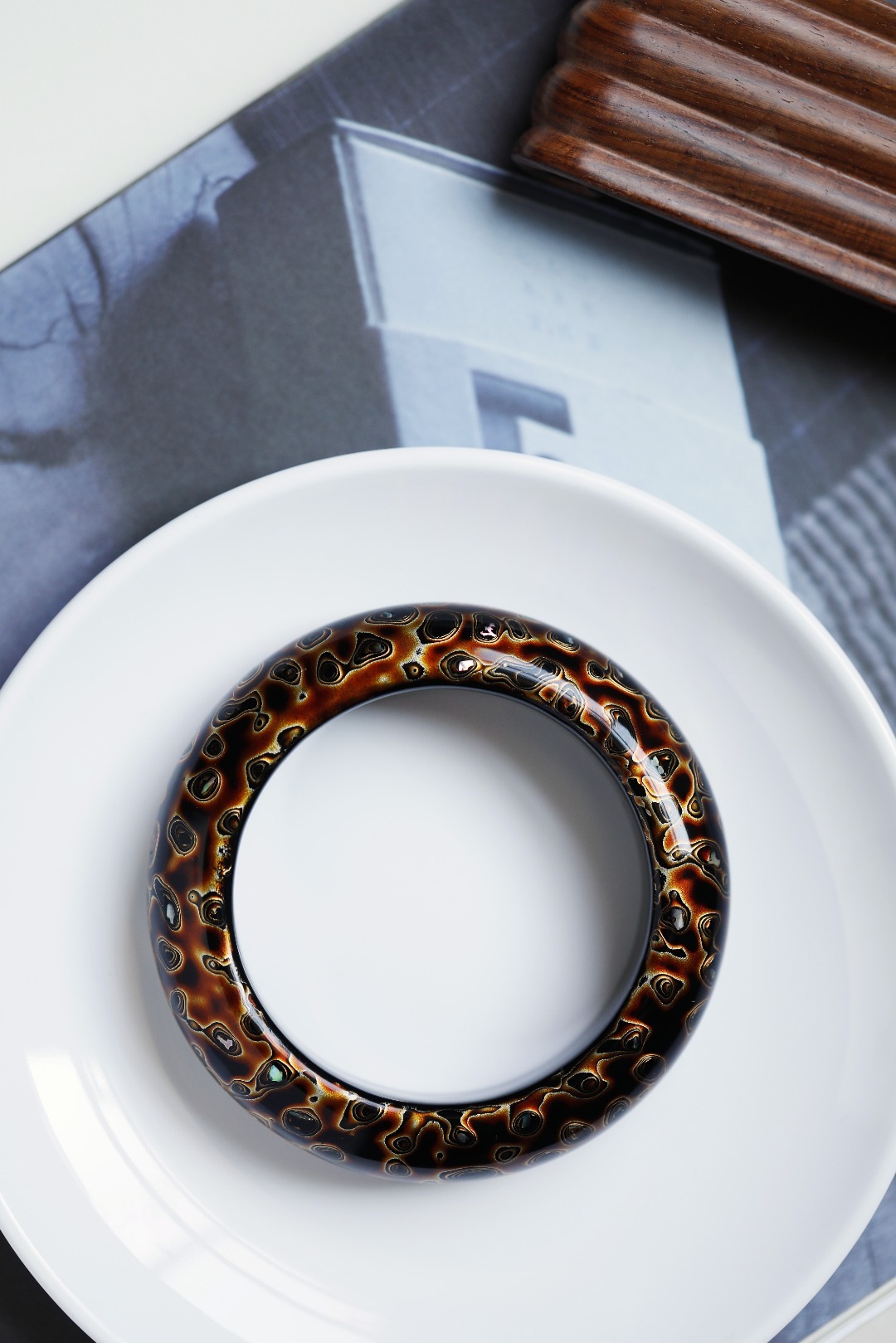 大漆【黑金】贵妃镯腕上风景，看上去华贵，戴起来轻松。可正式可休闲，倍添女人味。2