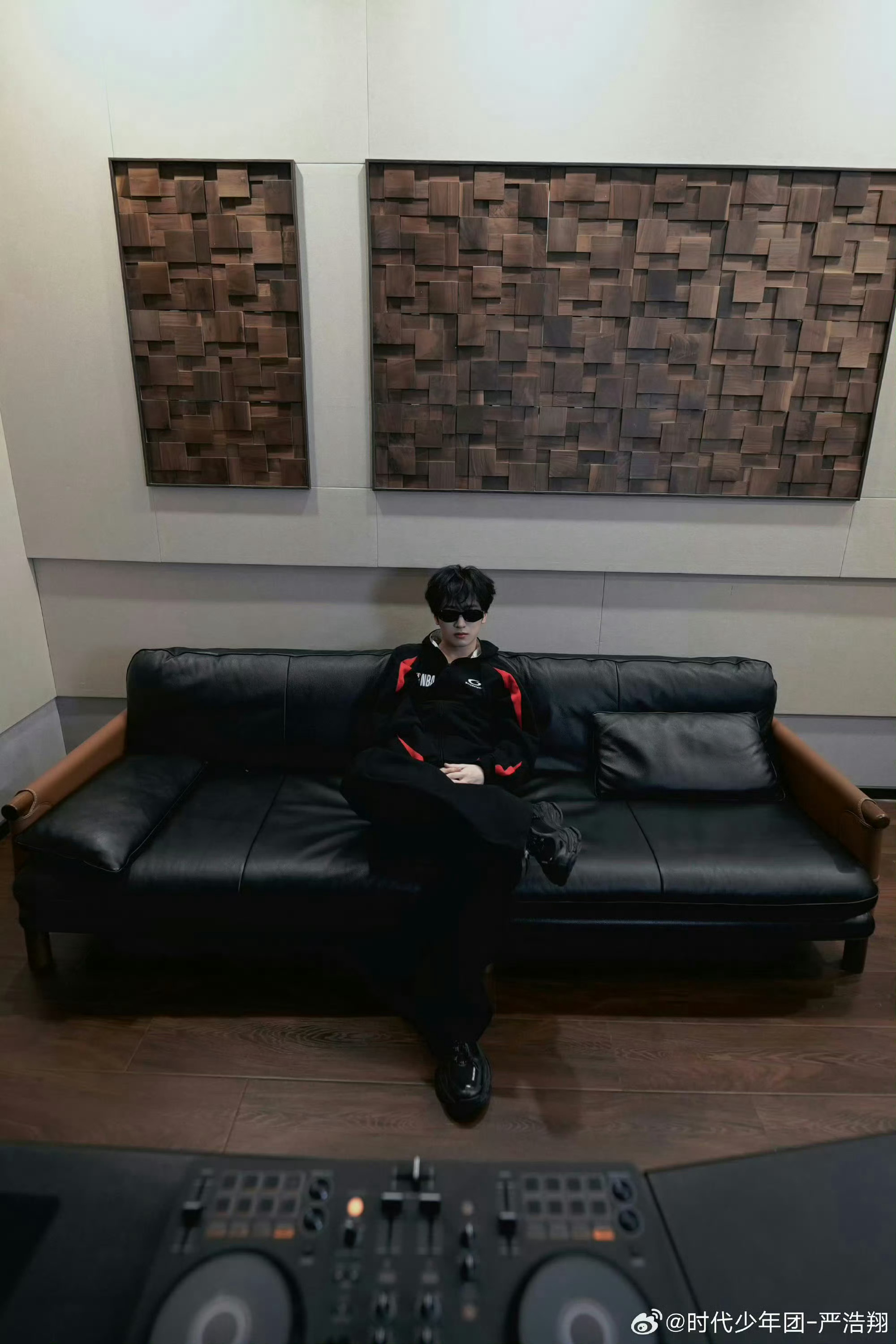 严浩翔 in BALENCIAGA全新造型 Look，严浩翔上身BALENCIA