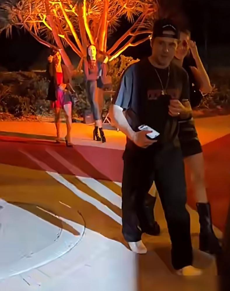 大布和亿万富家女当街这一幕，撕开了豪门联姻的最后一块遮羞布。
他对镜头点头哈腰
