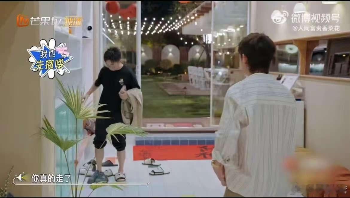 杨迪坐飞机前要吃药我们的宿舍天呐！杨迪恐飞还为工作不断坐飞机，靠吃药克服恐惧，这