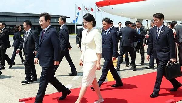 韩国总统李在明抵达日本东京羽田国际机场，这是他就任韩国总统以来的首次访日。日本派