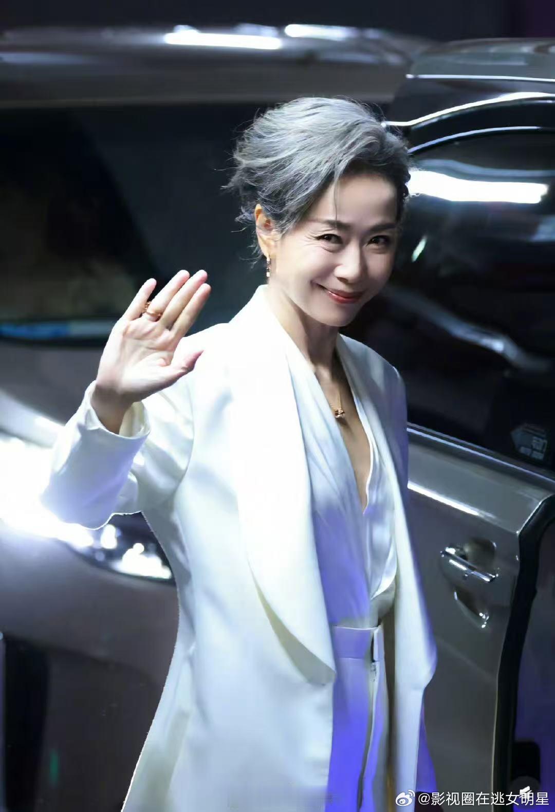 叶童纯白西装look 叶童姐姐这个状态真的太好啦！纯白西装造型又酷又美～ ​​​