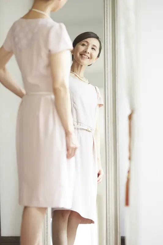 人到中年，到底要不要认真打扮自己？我觉得太有必要了。
认真打扮不是为了迎合别人，