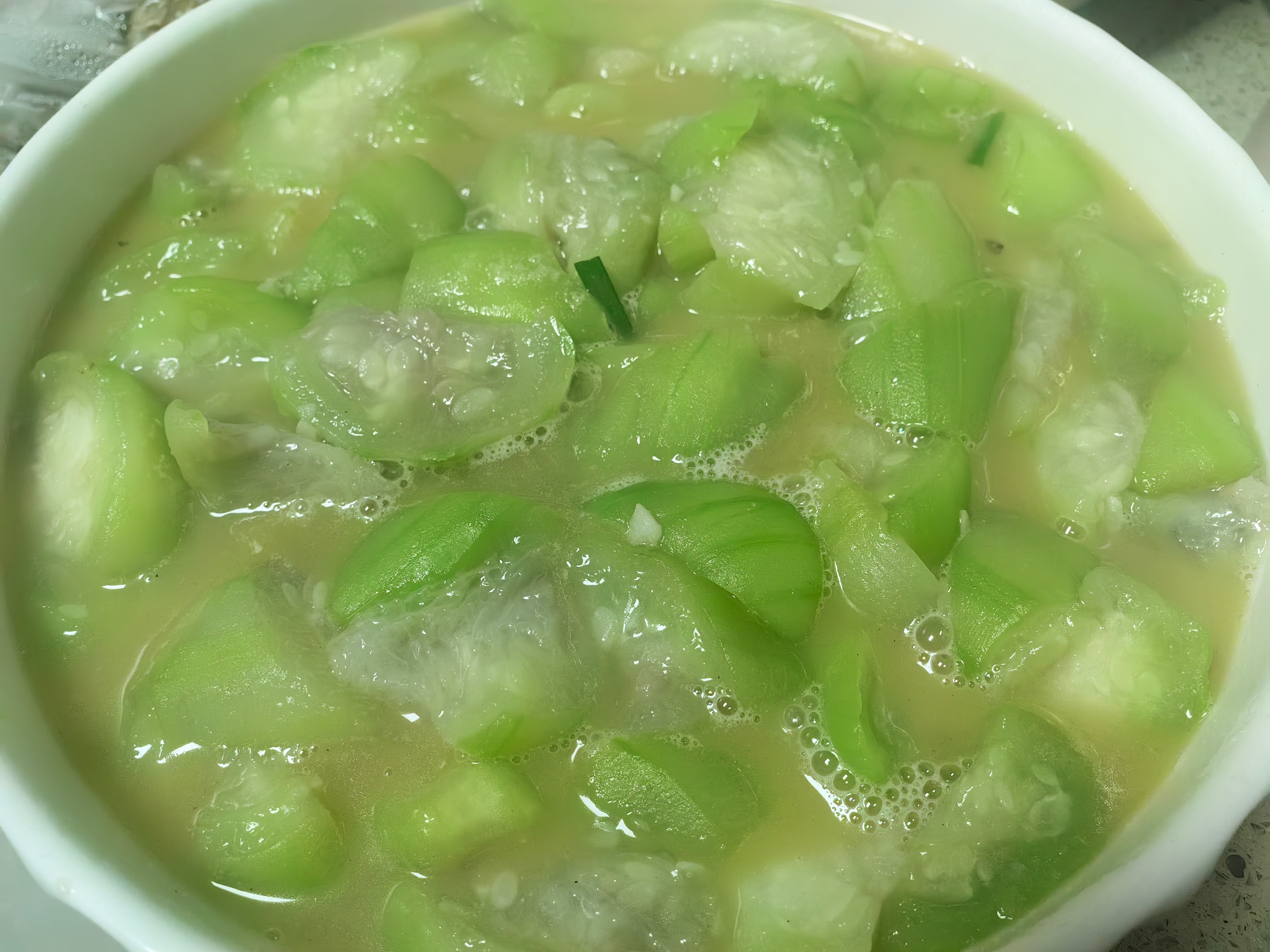家常菜 蟹肉炒马蹄鸡蛋葱，丝瓜煲，蒜泥白肉。 