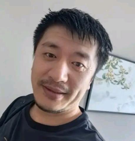 看了张雪峰的新闻
老妈突然一脸严肃的说
那句老话果然应验了，在张雪峰身上真是太对