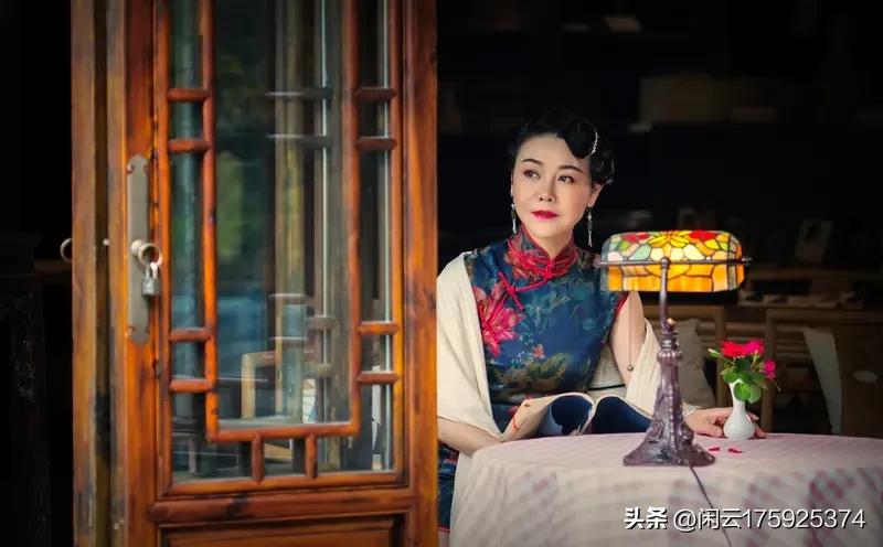 上联：往昔倜傥风流士，请接下联，、此刻端庄淑雅人[微风]